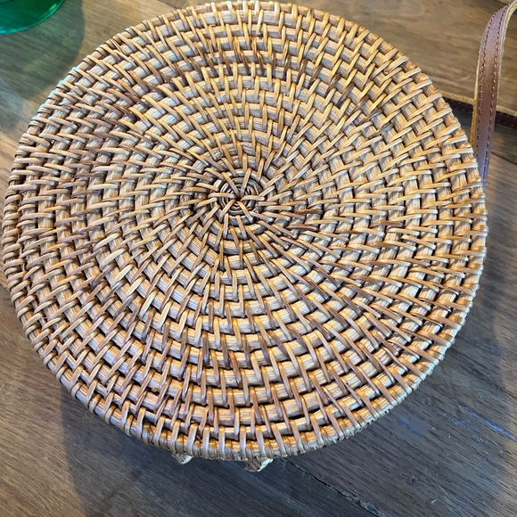 Round Woven Straw Crossbody Bag - Picture 3 of 4